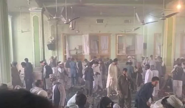 Interior de la mezquita en Kundahar. Foto: ToloNews