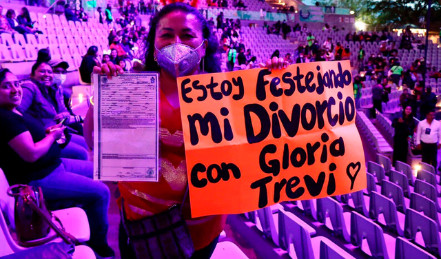 Mujer celebra su divorcio en el concierto de Gloria Trevi y cautiva en redes