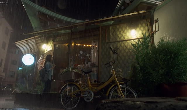 Cha Eun Sang (Park Shin Hye) frente a la tienda donde comprará un atrapasueños. Foto: SBS