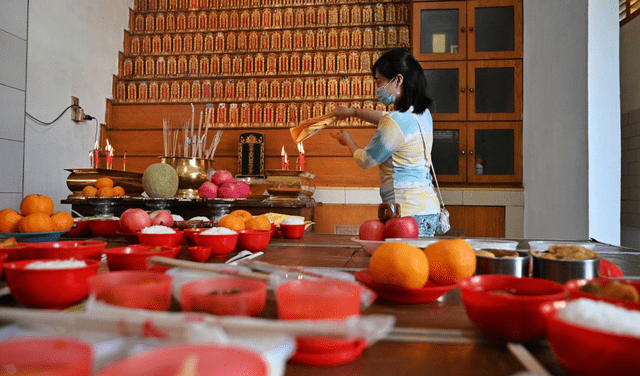 Las personas de China tienen una gran variedad de cábalas para atraer la buena fortuna. Foto: AFP