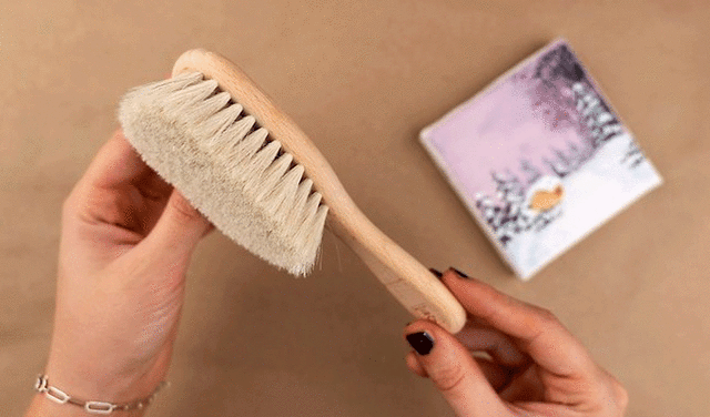 Un pincel de cerdas suaves será efectivo para quitar el polvo de un cuadro de acrílico. Foto: WikiHow