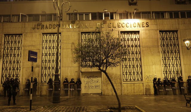 Los enfrentamientos siguen pese a que ya se dejó sin efecto el toque de queda. Foto: La República