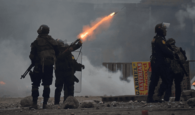 Efectivos policiales se enfrentan con manifestantes el 12 de diciembre de 2022, en las inmediaciones del aeropuerto de Arequipa