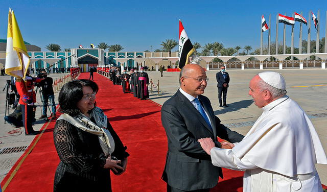El presidente iraquí Barham Saleh (c) y su esposa Sarbagh (i) despidieron al papa Francisco. Foto: Vaticano/AFP
