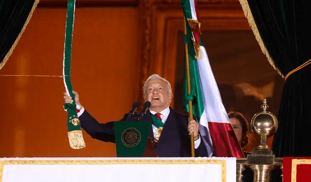López Obrador se asomó al balcón central del Palacio Nacional para dar el tradicional Grito. Foto: EFE