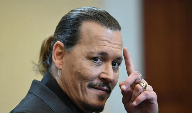 ¡Luce muy distinto! El actor Johnny Depp reapareció en Finlandia luciendo nueva apariencia. Foto: AFP.