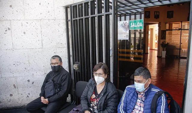 Esta es la reja que, según los trabajadores, amaneció abierta y soldada. Foto: Rodrigo Talavera/La República