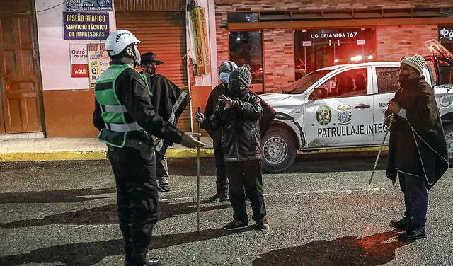 Seguridad. A los efectivos de la policía se sumaron los ronderos para asegurar el orden en la localidad. Foto: Aldair Mejía / La República