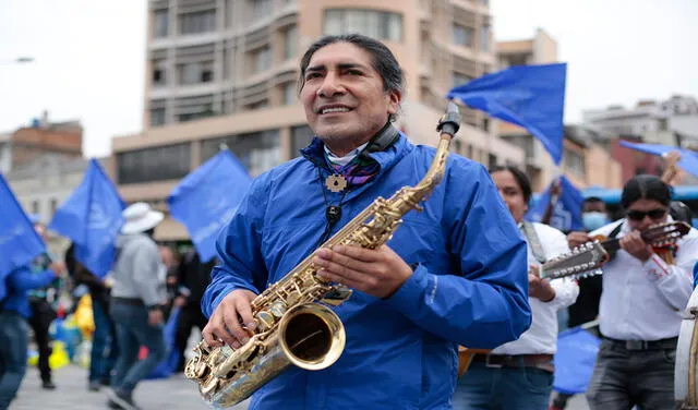 El excandidato presidencial Yaku Pérez (c) se unió a la jornada de protestas contra el Gobierno de Lasso en Quito. Foto: EFE