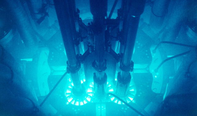 La radiación de Cherenkov (luz azul tenue) se produce cuando las partículas viajan más rápido que la velocidad de la luz en el medio acuático. Foto: US Department of Energy/SPL