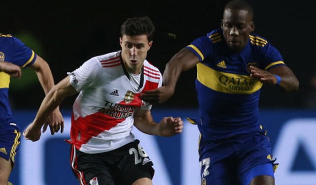 Luis Advíncula fue titular en Boca Juniors frente a River Plate. Foto: AFP