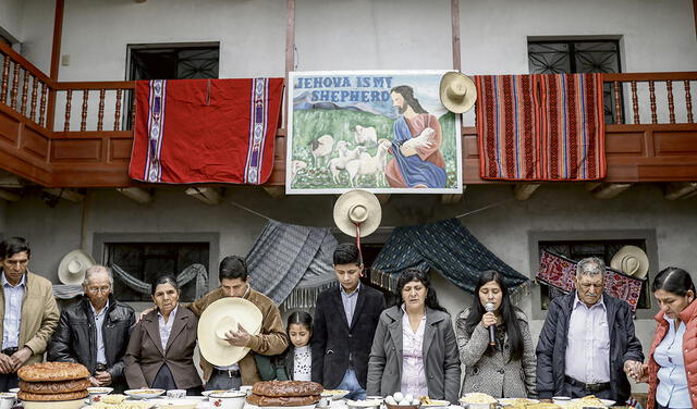 Cajamarca. El candidato de Perú Libre, Pedro Castillo, realizó ante la prensa el tradicional desayuno electoral. Después de una hora, se repartieron manjares típicos de la región. Foto: Aldair Mejía / La República
