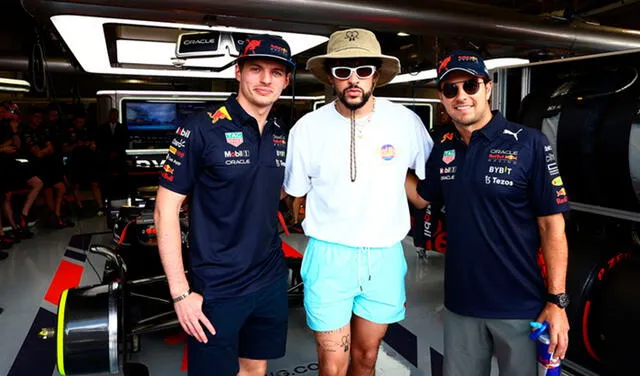 Bad Bunny con las estrellas del equipo Red Bull Racing: Max Verstappen y Sergio "Checo" Pérez. Foto: Red Bull Content Pool