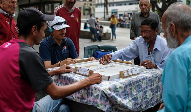 El dominó es uno de los juegos de fichas más populares. Foto: AFP