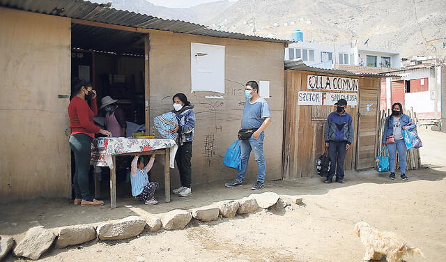 Gran apoyo. Las ollas comunes atienden las necesidades de 250 mil peruanos que viven en extrema pobreza. Algunos pagan hasta S/3 por la comida, pero muchos la reciben gratis. Foto: Antonio Melgarejo/La República