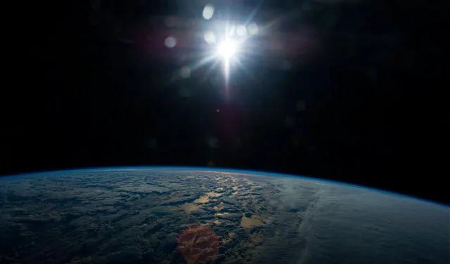 Vista del Sol y la Tierra desde la Estación Espacial Internacional. Foto: NASA