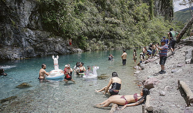 Refrescante. Las pozas turquesas de Agua Salada alivian el intenso calor de los visitantes. Foto: Antonio Melgarejo/ La República