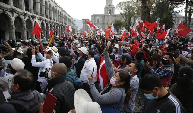 Se generó una aglomeración de personas durante el mitin de Pedro Castillo en Arequipa. Foto: Rodrigo Talavera/La República