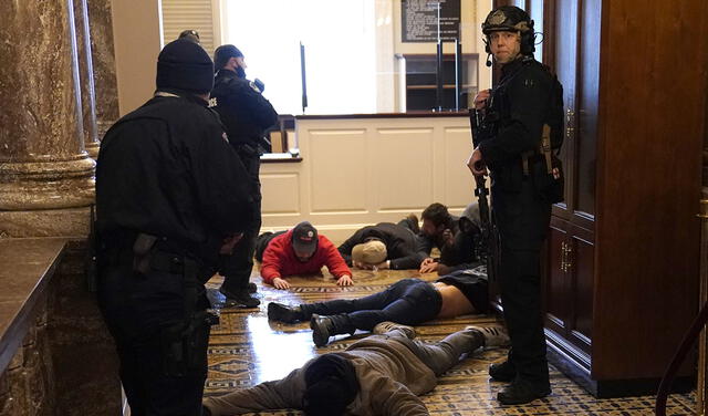 La policía del Capitolio de EE. UU. Detiene a los manifestantes fuera de la Cámara de la Cámara durante una sesión conjunta del Congreso el 6 de enero de 2021 en Washington. Foto: AFP