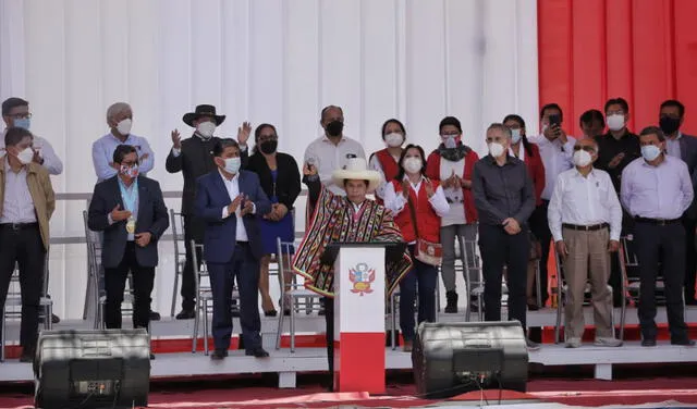 El presidente Pedro Castillo durante su discurso en Ayacucho, acompañado de sus ministros de Estado. Foto: Antonio Melgarejo/La República