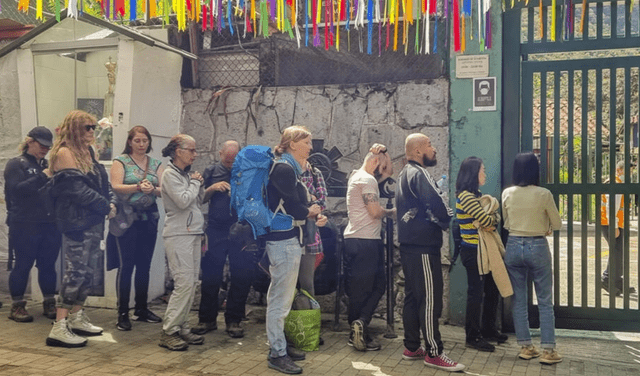 Turistas varados hacen fila en el terminal de trenes de la localidad de Machu Picchu, luego de la suspensión de los servicios desde y hacia Machu Picchu debido a las protestas en Perú