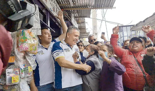 Podemos Perú. En el cierre de sus actividades electorales, Urresti tuvo cerca a los Luna. Foto: Jessica Merino/URPI-LR