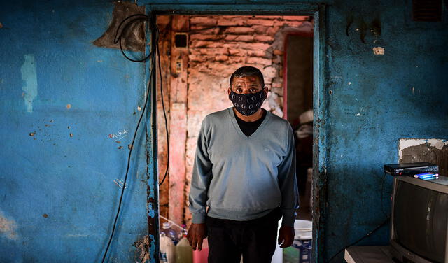 Almirón posa en su casa en Florencio Varela, Buenos Aires, tras superar la COVID-19. Foto: AFP