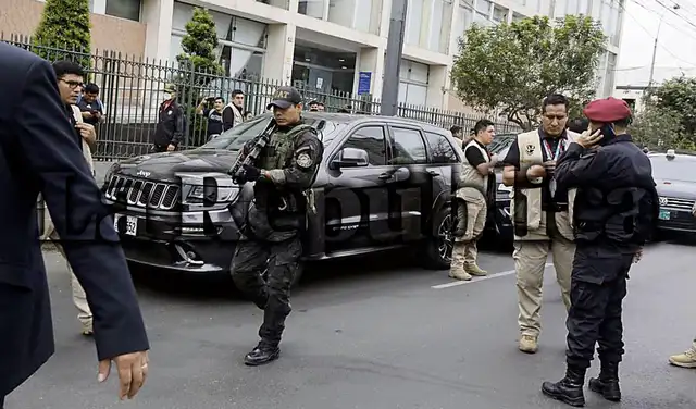 Protagonistas. El jefe de la Escolta, mayor PNP Luis Alarcón, coordina con el coronel PNP Walter Ramos (con boina). Foto: Félix Contreras/La República