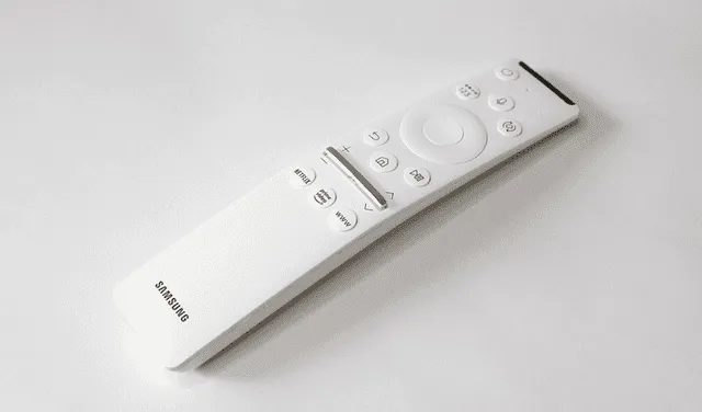 Diseño del control remoto incluido con el televisor inteligente. Foto: Carol Larrain