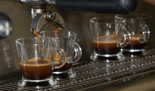 La FDA recomienda hasta 400 ml de cafeína al día, lo que se traduce en unas 4 o 5 tazas de café. Foto: AFP