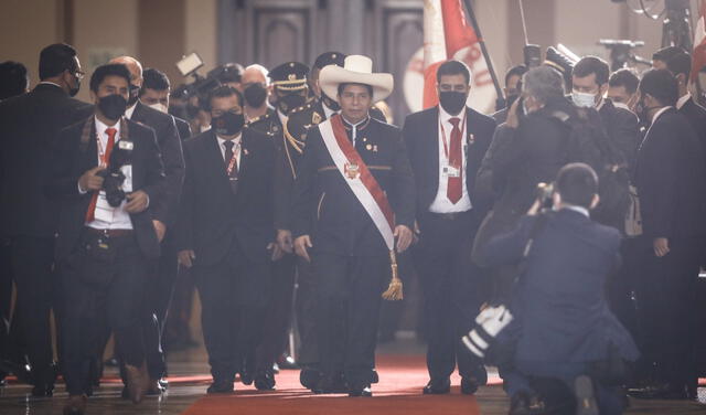 Pedro Castillo, tras un mes y medio de cuestionamientos al proceso electoral, juró como nuevo presidente del Perú desde el Congreso de la República. Foto: Carlos Félix