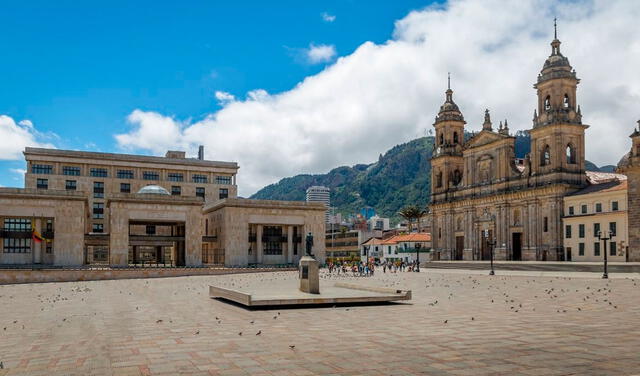 La plaza Bolívar es uno de los sitios más representativos del barrio de La candelaria en Bogotá. Foto: Globe Guide