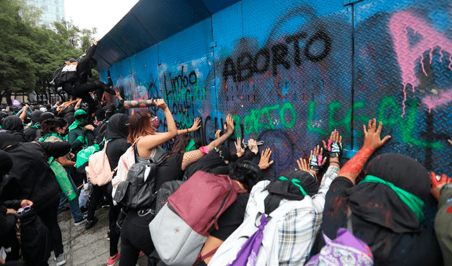 Autoridades llegaron al Zócalo y lograron acordar el cese de los enfrentamientos. Foto: EFE