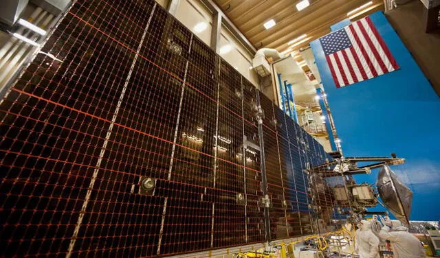 Así ensamblaban un panel de la sonda Juno en Colorado (2011)