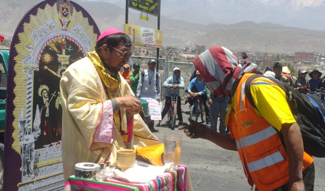 Sujeto entregó supuestas hostias a protestantes. Foto: Diario Viral