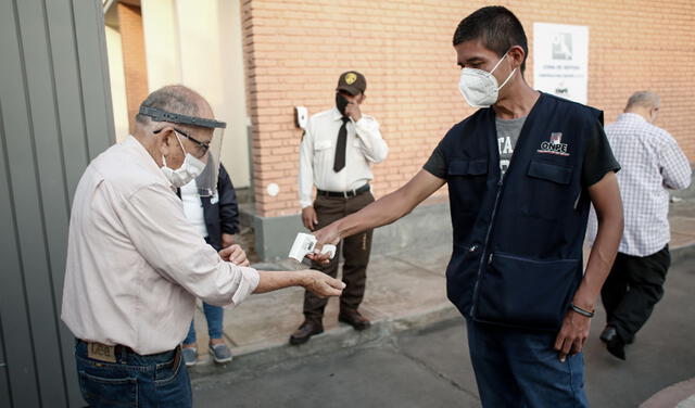 Adultos mayores acudieron a emitir su voto siendo los más vulnerables a la COVID-19. Foto: Antonio Melgarejo/La República