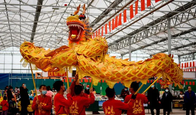 La danza del dragón es una de las costumbres más populares del Año Nuevo chino. Foto: AFP