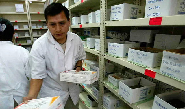 Los químicos farmacéuticos pueden participar en la producción y control de calidad de los medicamentos. Foto: Andina
