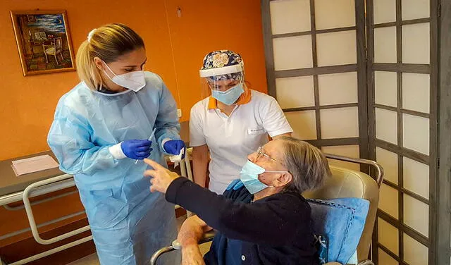 Varias semanas llevan en Italia con una campaña de vacunación contra el coronavirus. Foto: AFP