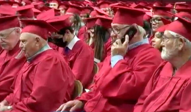 La emotiva escena de graduación quedó registrada en imágenes que pronto se volvieron virales. Foto: 5 News