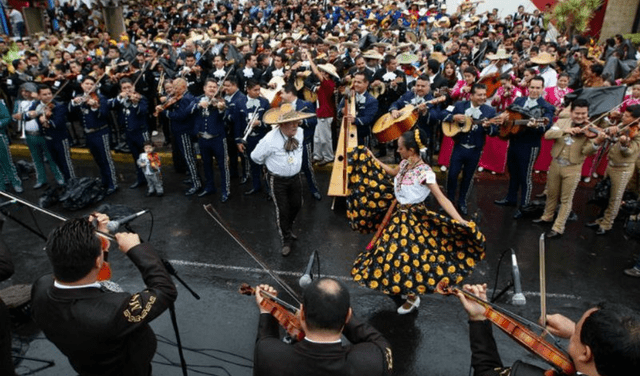 En los Estados Unidos, algunas ciudades organizan desfiles y se escucha música de mariachis. Foto: EFE