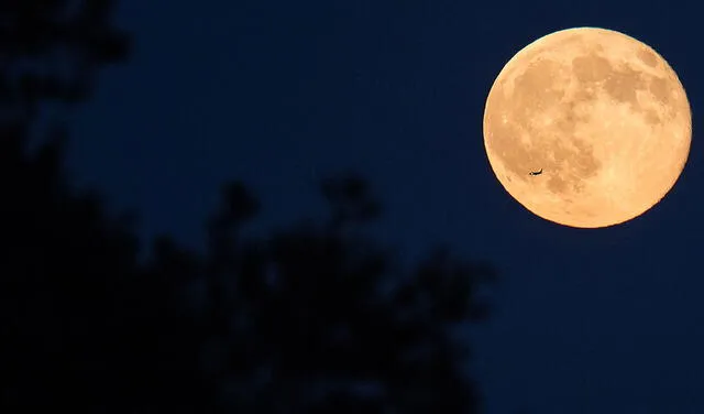 Luna llena captada cerca del horizonte, por lo que adquiere un tono amarillo. Foto: NASA