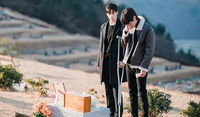 Captura de la escena del episodio 12 de True beauty con Suho y Seojun en la tumba de Seyeon. Foto: tvN