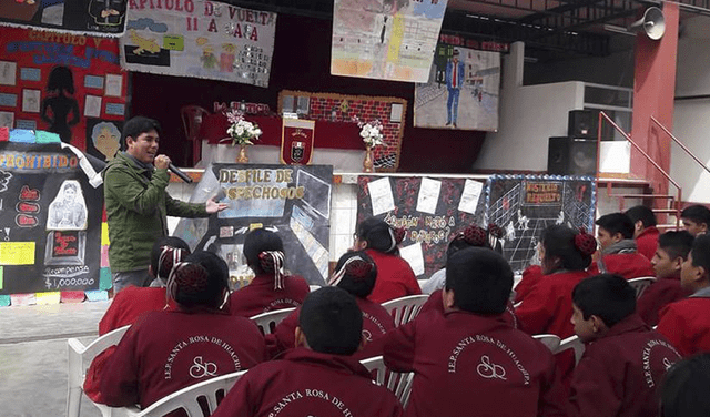 Lenin en una clase dentro del colegio Santa Rosa de Huachipa, localidad de su novela Crimen en el colegio