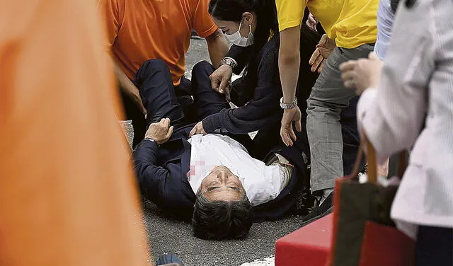 Herido de muerte. Shinzo Abe yace en el piso con dos impactos de bala en la espalda. Foto: difusión