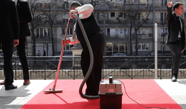 La aspiradora es una forma tradicional de limpiar las alfombras. Foto: AFP