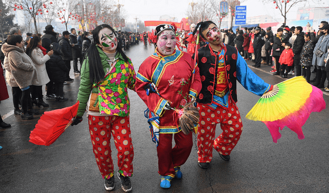 La alegría en un desfile del Festival de los Faroles en una calle de Yuzhou en febrero de 2019, antes de la pandemia. Foto: AFP