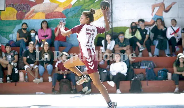 Impulso. Mujeres son parte de los equipos que cada fin de semana se disputan el torneo de balonmano en la ciudad de Arequipa. Foto: Rodrigo Talavera/La República