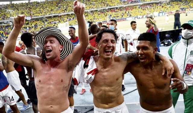 Gianluca Lapadula celebrando junto a Santiago Ormeño y Raziel García el triunfo peruano sobre Colombia. Foto: Twitter