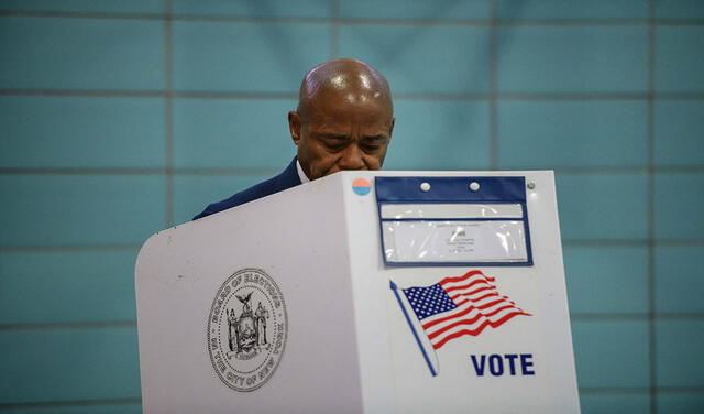 Eric Adamas votó este martes en Nueva York. Foto: AFP
